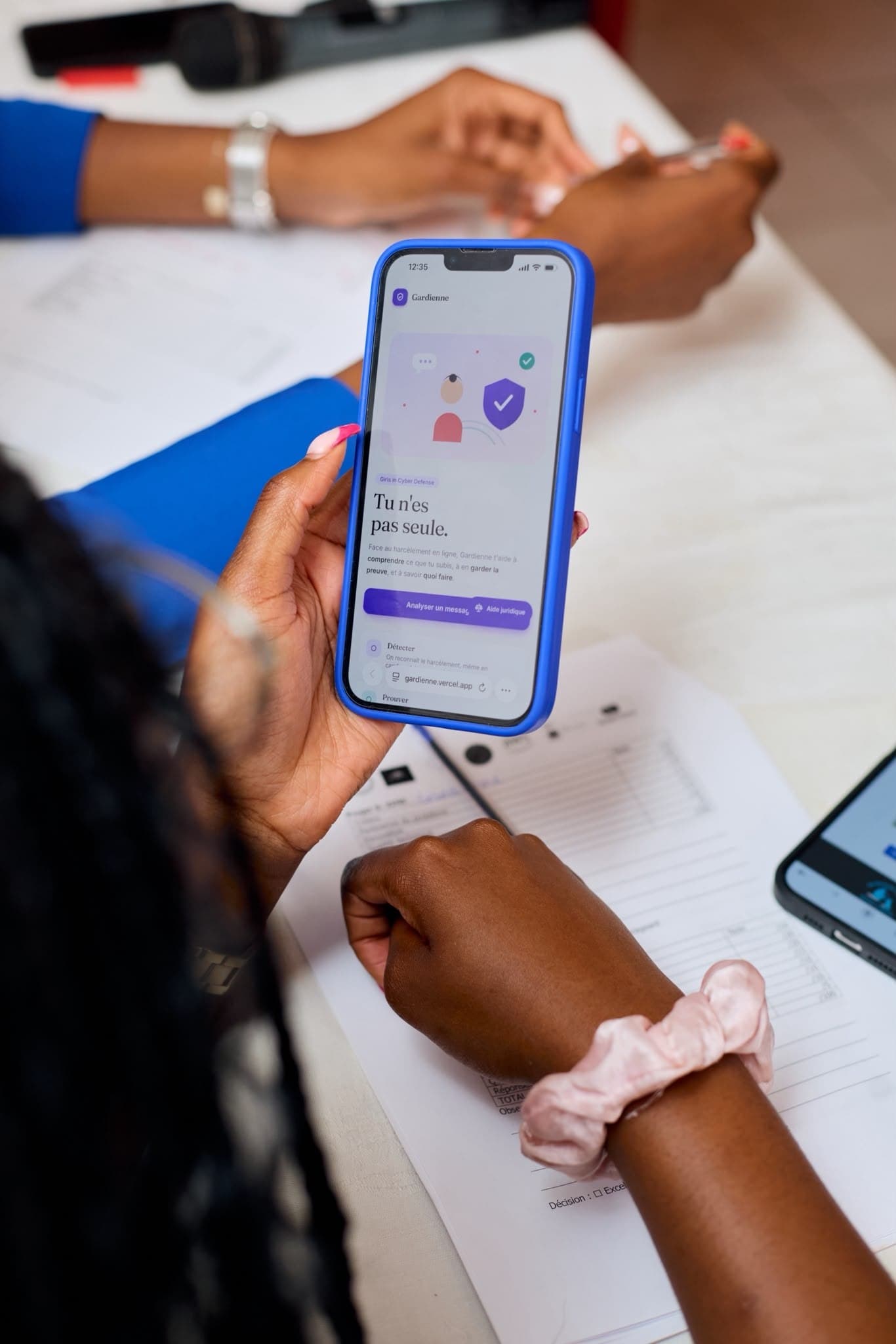 Un membre du jury ouvre l'application Gardienne sur son téléphone