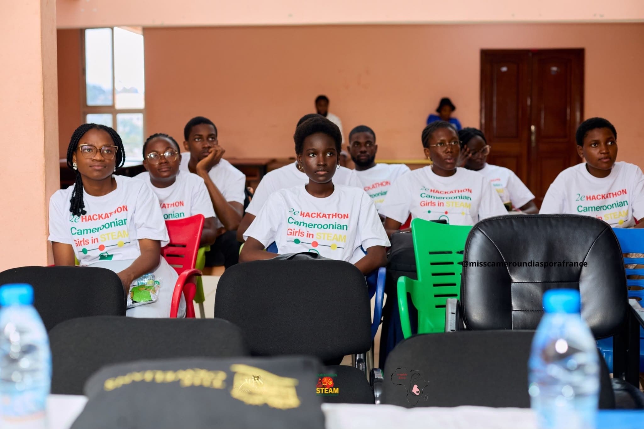 La salle du hackathon, les participantes concentrées sur leurs écrans